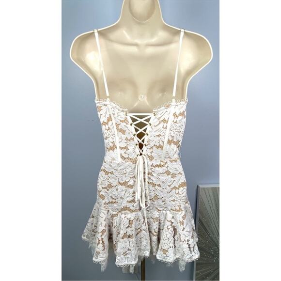 V. Chapman Candice Lace Scallop Hem Lace Up White Mini Dress Size 8 - Picture 6 of 8